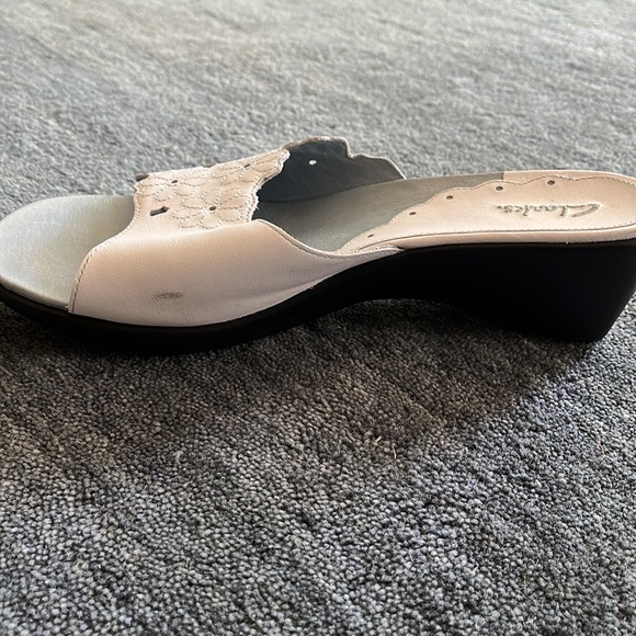 Clarks White Flower Sandals - Picture 6 of 7